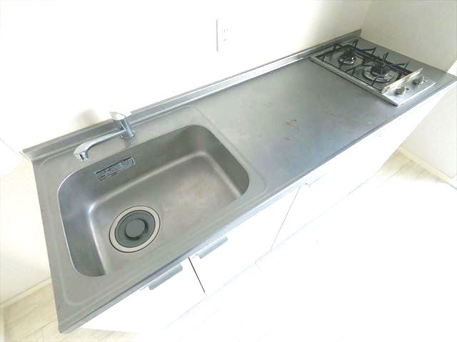 キッチン　交換済み、調理スペースの広いシステムキッチン