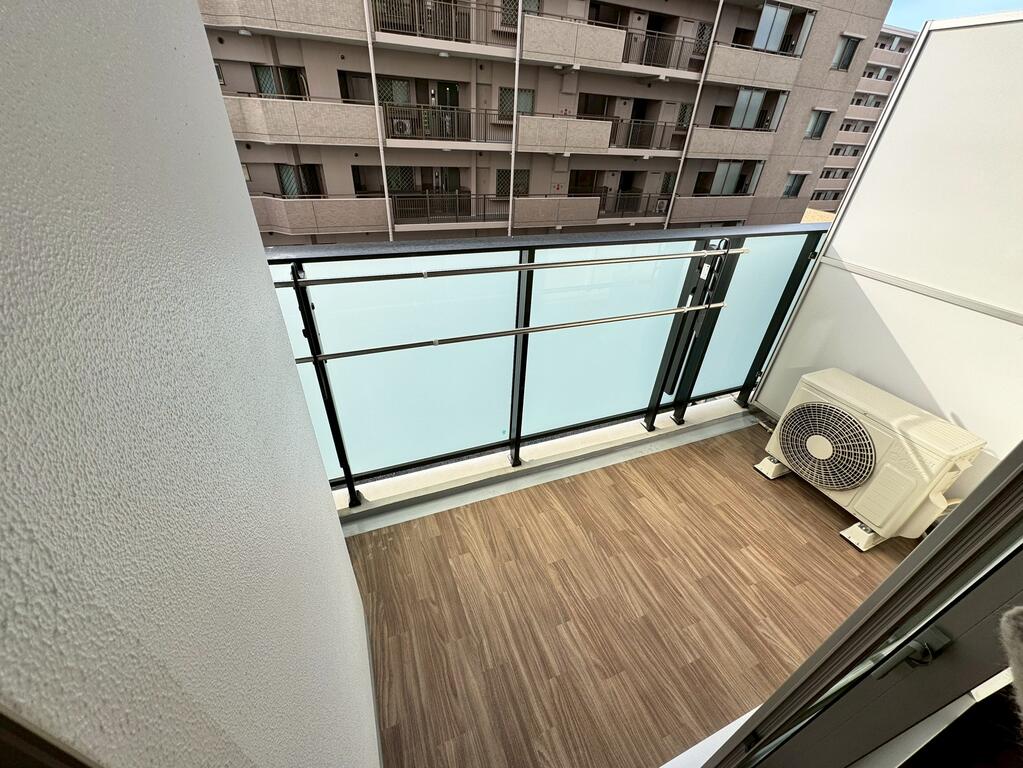 バルコニー　210号室の写真です。間取りは左右反転タイプです。