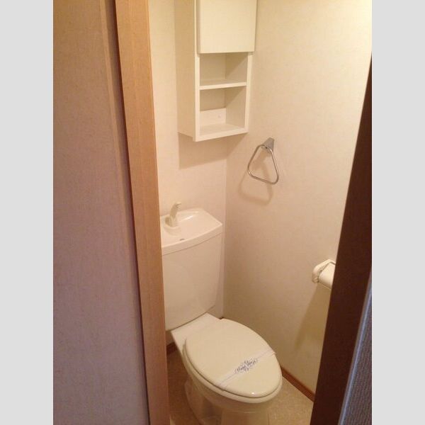 トイレ　落ち着いた色調のトイレです