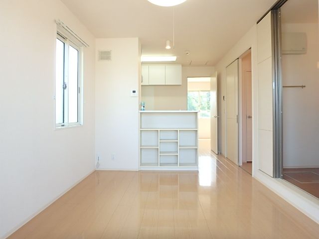 居室・リビング　角部屋なので窓が2面あり、採光性、通気性の良いつくりです