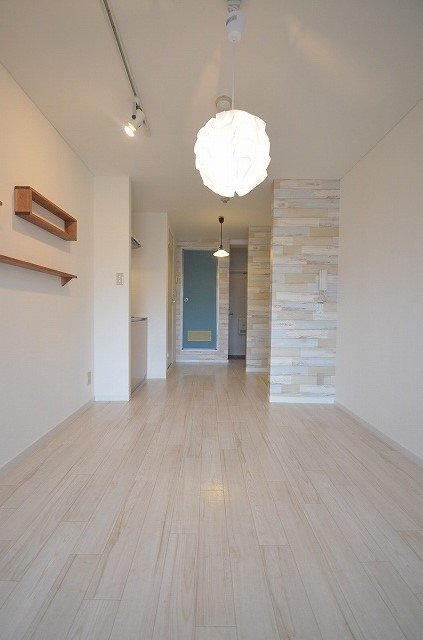 居室・リビング　同物件、別号室のものです。