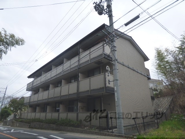 【京都市西京区樫原芋峠のマンションの建物外観】