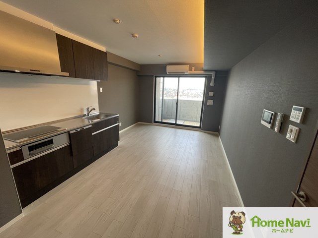 居室・リビング　エアコン付。インターネットが無料で使えます。