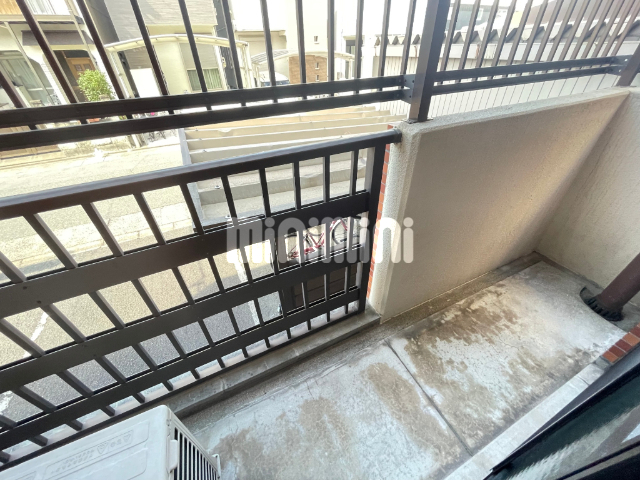 バルコニー　１階でも柵付きで安心ですね