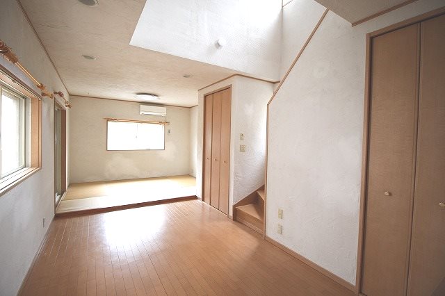 居室・リビング　吹き抜けがあるので開放感があり自然光がたっぷり入ります◎