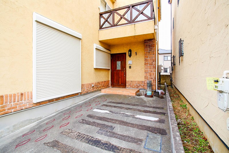 駐車場　玄関までのアプローチに趣があります