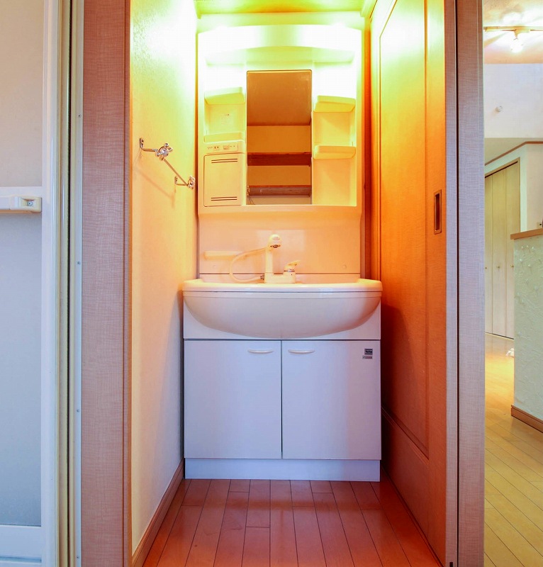 洗面設備　シャワー付き独立洗面台