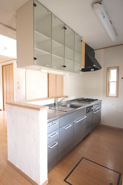 キッチン　グリル付き3口ガスコンロのシステムキッチン