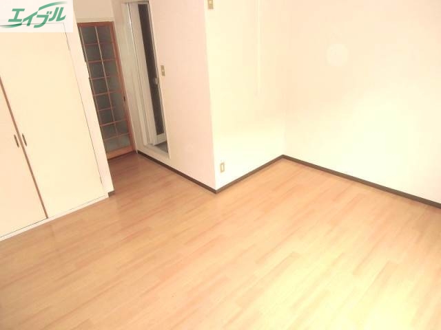 居室・リビング　同物件別部屋の写真です