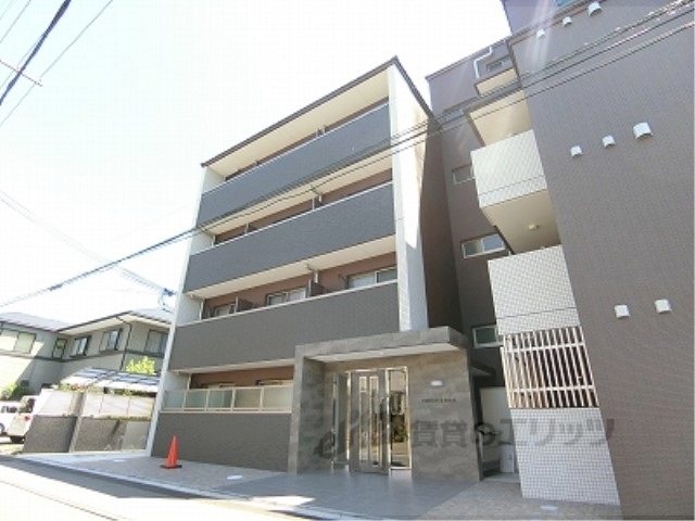 京都市南区東九条東札辻町のマンションの建物外観