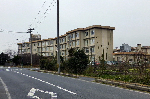 【境港市芝町のアパートの中学校】