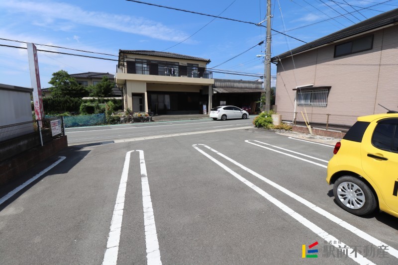 【八女郡広川町大字久泉のアパートの駐車場】