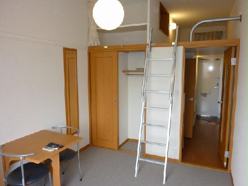 居室・リビング　エアコン・カーテン・テーブル・椅子・TV完備