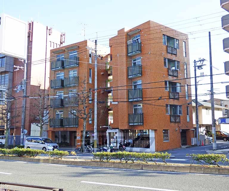 【京都市北区衣笠東御所ノ内町のマンションの建物外観】