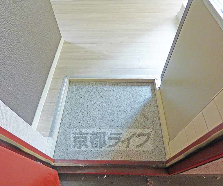 【京都市北区衣笠東御所ノ内町のマンションの玄関】