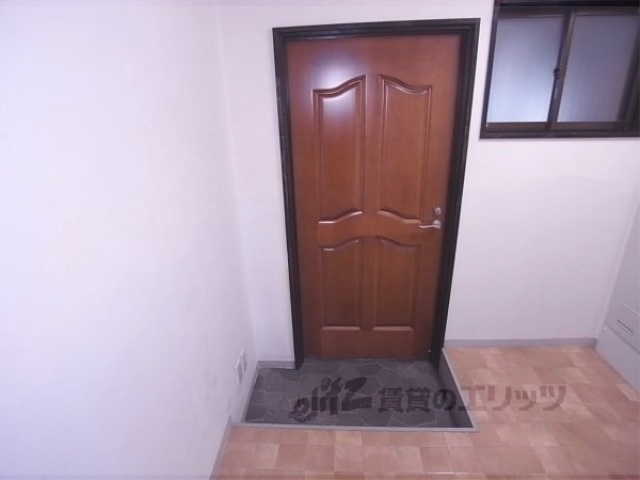 玄関　一人暮らしには十分な広さの玄関です