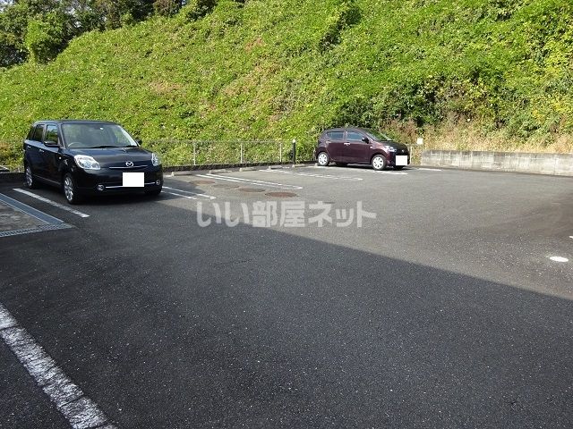 【四日市市東垂坂町のアパートの駐車場】