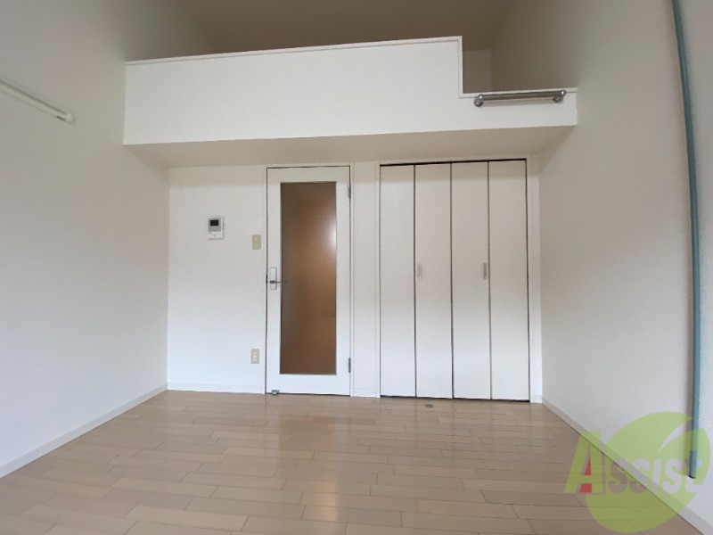 収納　収納スペースに棚があるので色々な物を置けそうですね。