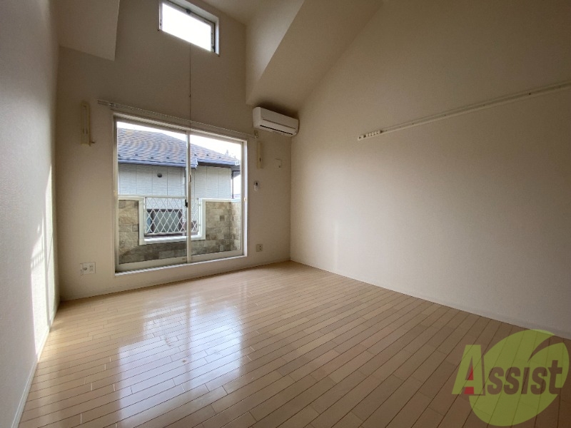 その他部屋・スペース　寝室としてもスペースに余裕があり、陽当たりが良いですね。