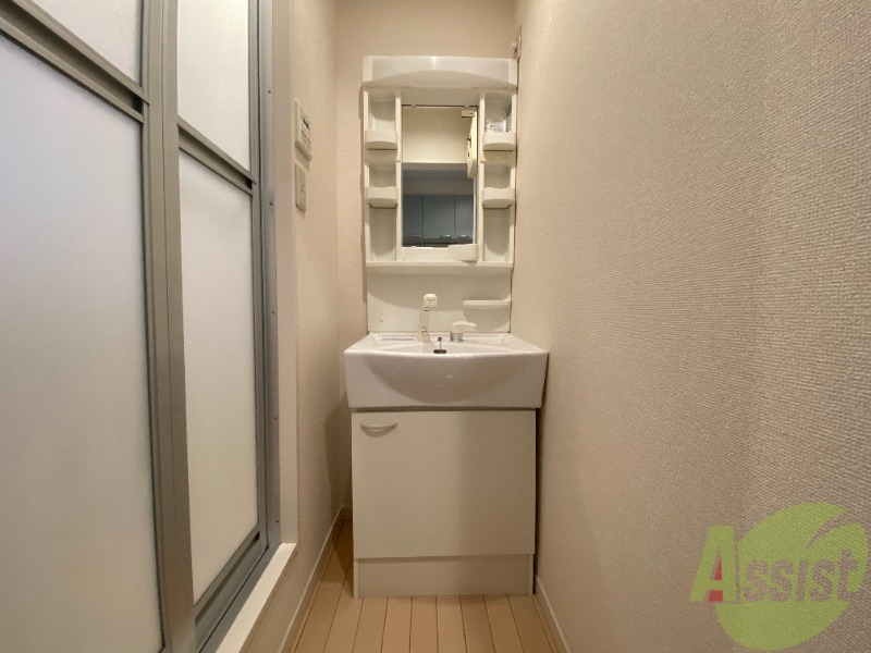 洗面設備　洗面化粧台も独立しており、洗面台の棚も利便性がありますね。