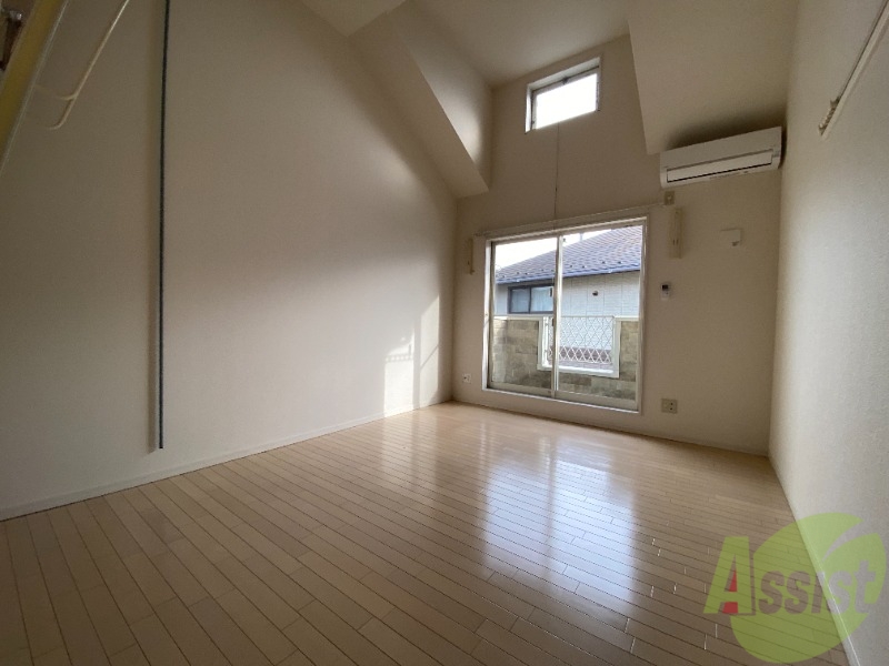 居室・リビング　陽当たりが良く、広々として過ごしやすそうです。