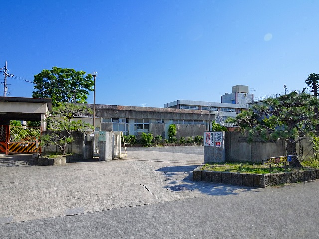 【大和郡山市北郡山町のマンションの小学校】