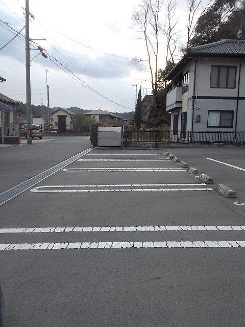 【三原市田野浦のアパートの駐車場】