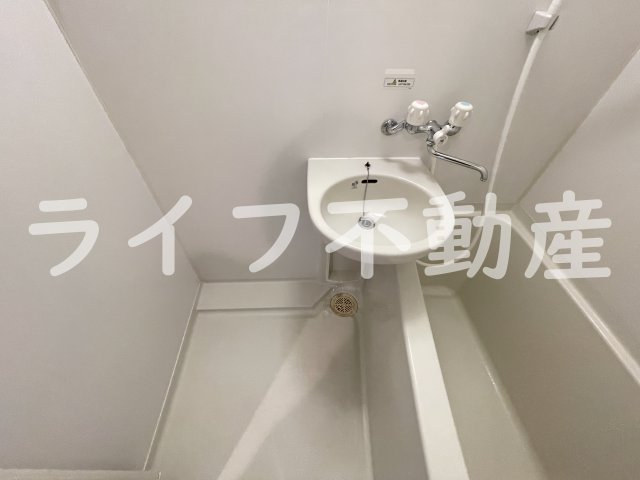 洗面設備　独立洗面台、朝の身支度には欠かせません