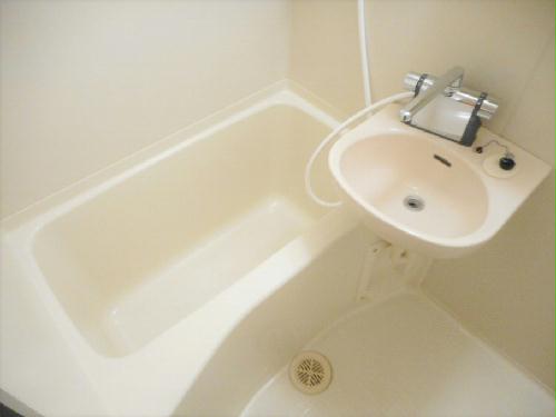 バス・シャワールーム　洗面台とユニット式のお風呂です