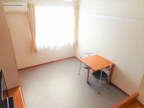 居室・リビング　テーブルは折り畳み式です