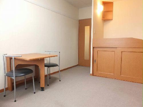 居室・リビング　カーペットのお部屋です