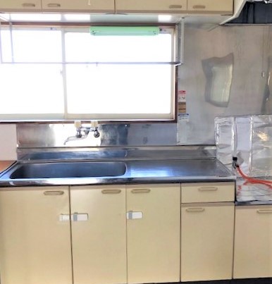 キッチン　窓があるので、換気も良し、明るさも良し！！