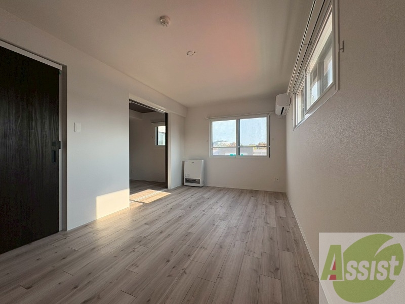 居室・リビング　白を基調とした明るい印象のお部屋になっています！