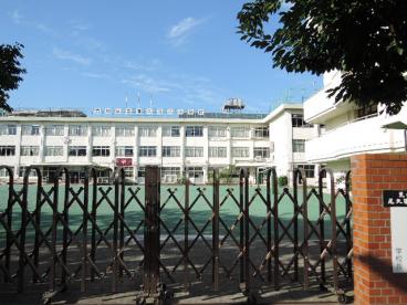 小学校　荒川区立尾久第六小学校（小学校）まで222m