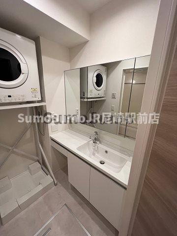 洗面設備　独立洗面台、小物を置くことができて便利です