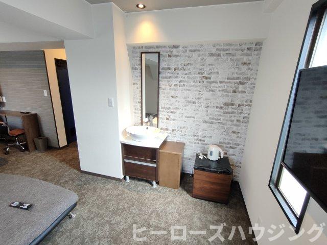 居室・リビング　テレビ、ベッド、冷蔵庫、エアコンは備え付け