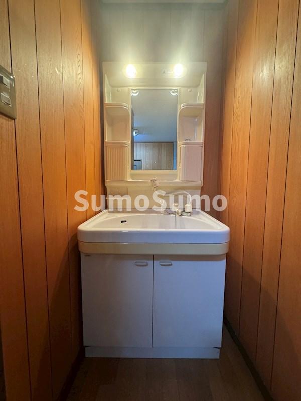 洗面設備　朝の支度にも助かる、独立の洗髪洗面化粧台