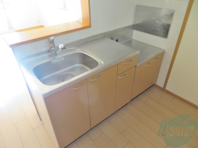 キッチン　キッチンは作業台もあり広めなので使いやすそうですね。