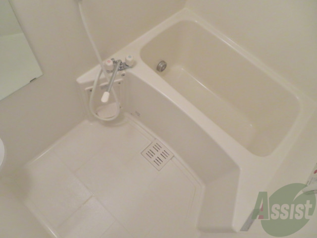 バス・シャワールーム　浴室はシンプル。一人暮らしにはちょうど良いサイズですね。