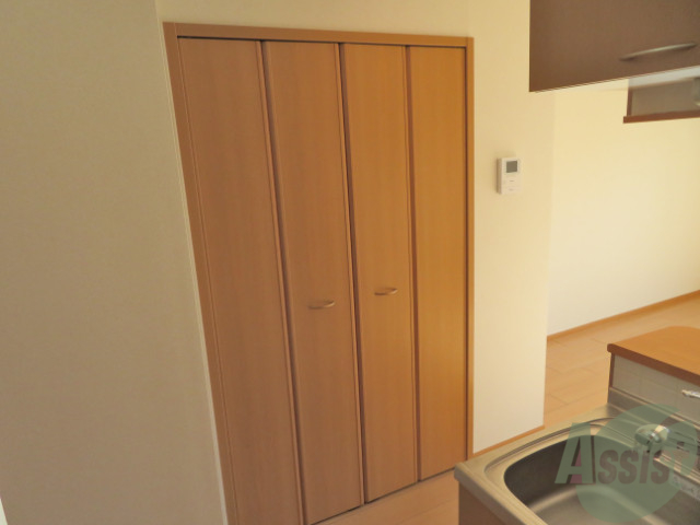 収納　洋室にあるクローゼットです。両開きになっています。