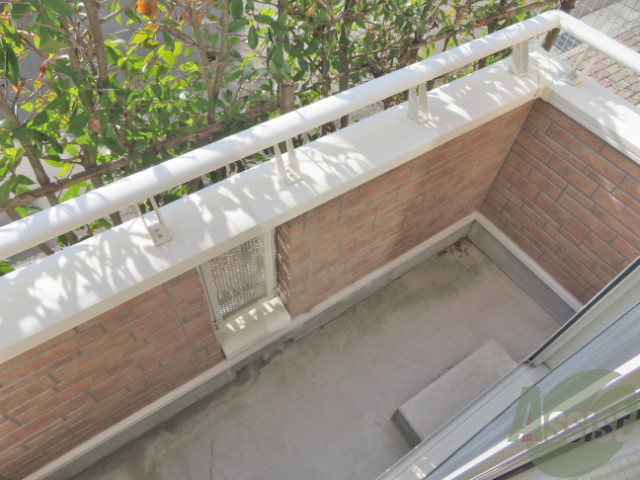 バルコニー　バルコニーは洗濯物を干すのに十分な広さがありますね。