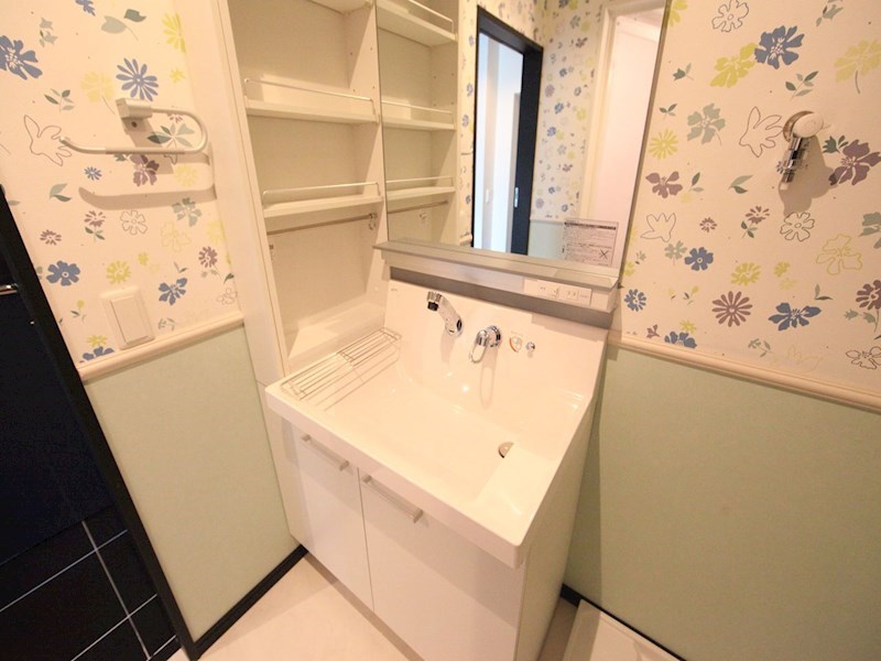 洗面設備　脱衣所　独立洗面台（シャンプードレッサー付）収納スペース有