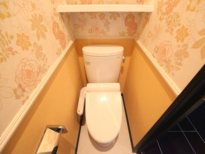 トイレ　温水洗浄便座付トイレ　手洗いカウンター付き