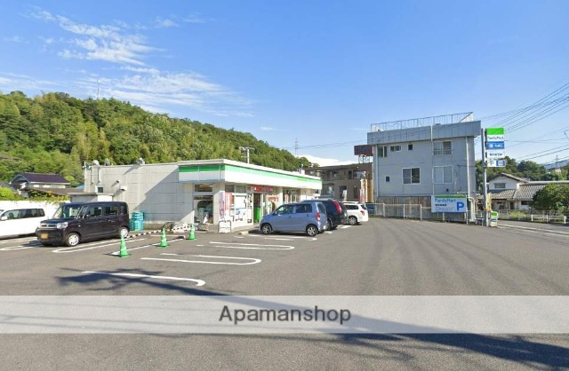 コンビニ　ファミリーマート（コンビニ）まで461m