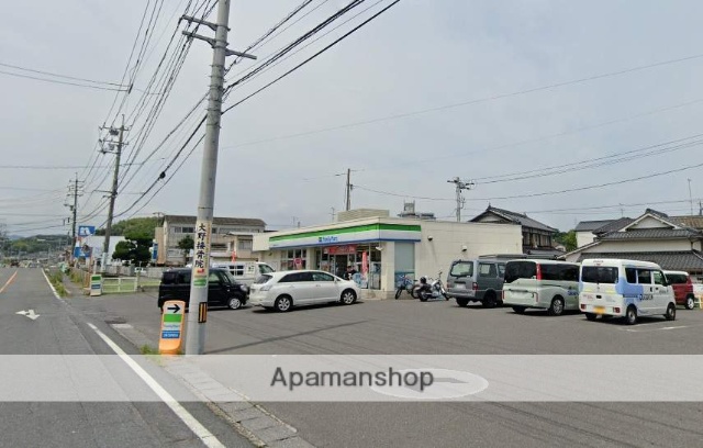 コンビニ　ファミリーマート（コンビニ）まで983m