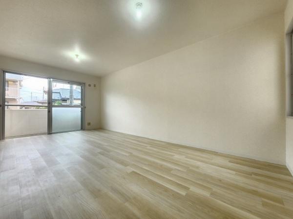 居室・リビング　明るい広々とした空間【エアコン有】