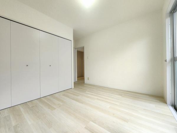 その他部屋・スペース　贅沢なバルコニー付で明るさが魅力です