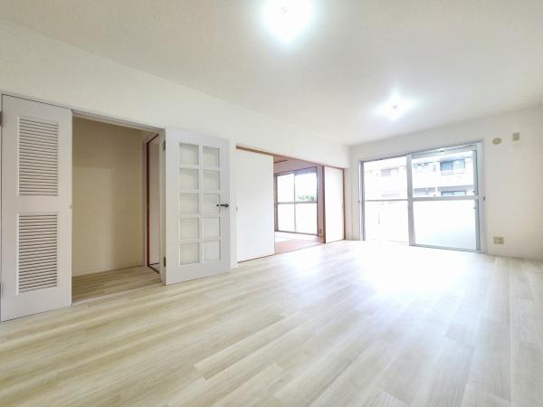 居室・リビング　開放的な明るい１６.８帖のLDK