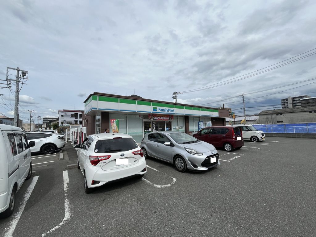 コンビニ　ファミリーマート 博多駅南六丁目店（コンビニ）まで120m
