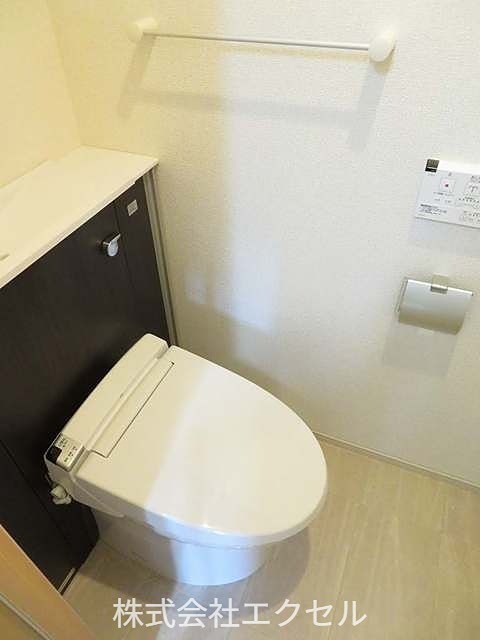 トイレ　温水洗浄便座完備です。